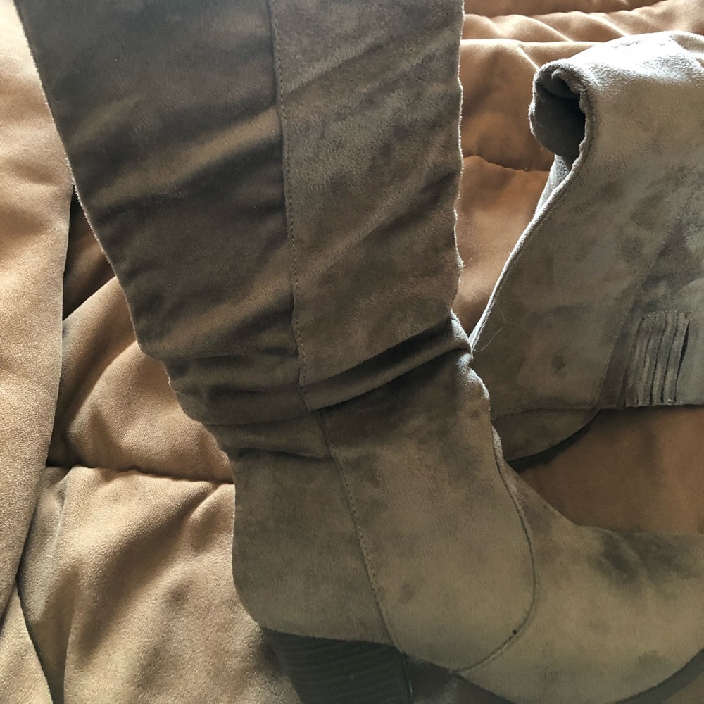 Boots, Size 7.5, color is like a grayish.  Worn a few times.